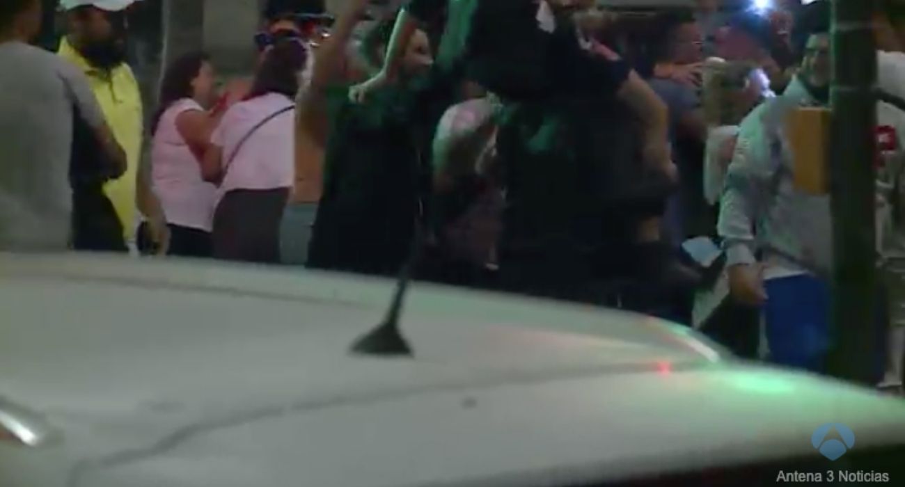 Los menores acusados de una violación grupal, a hombros por sus familiares. Los menores acusados de una violación grupal, a hombros por sus familiares.