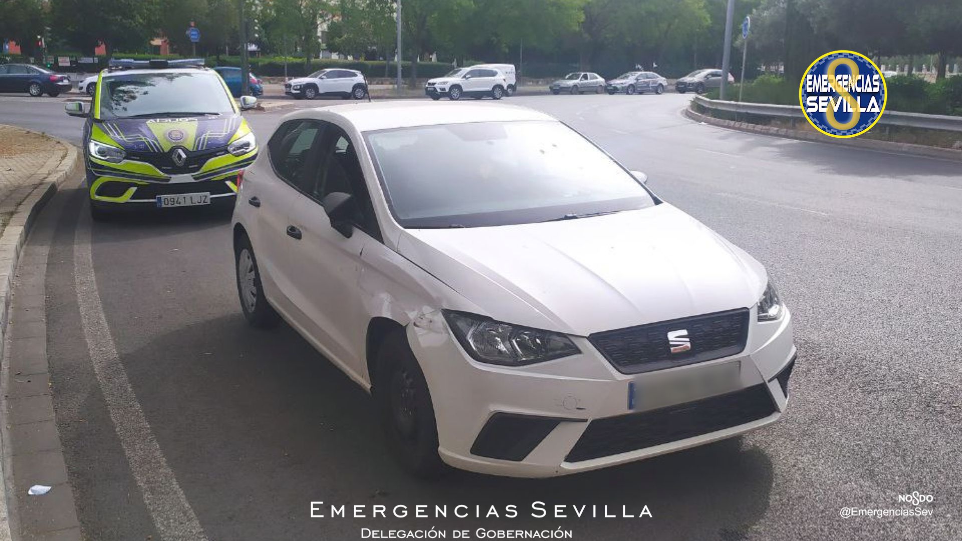 El coche del hombre que se ha quedado dormido en un semáforo en Sevilla.