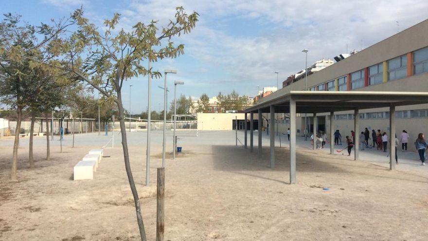 Un patio de un centro escolar de Andalucía sin sombra, sin toldos y sin bioclimatización.