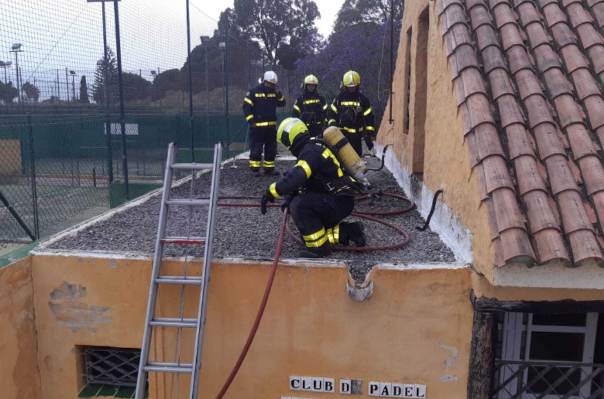 Incendio en el Club de Pádel Duna del Águila, en El Puerto. Incendio en el Club de Pádel Duna del Águila, en El Puerto.