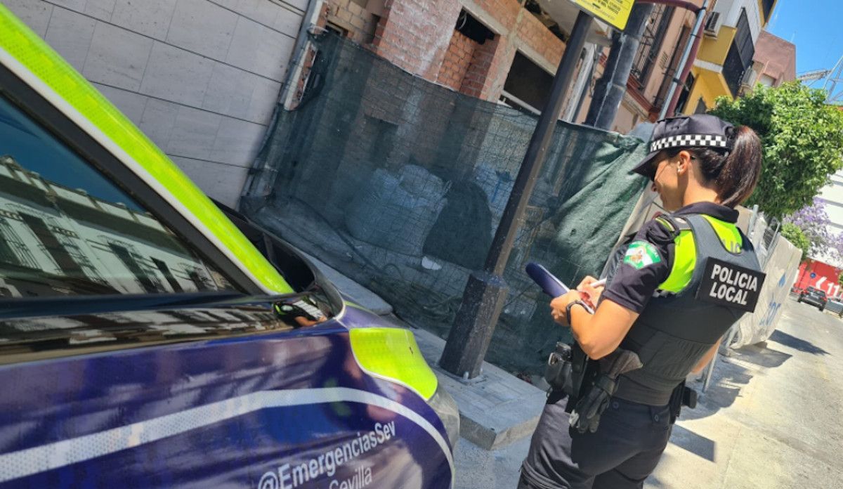 La Policía Local de Sevilla libera junto al Cuerpo de Bomberos a una mujer que su marido encerró en su domicilio.
