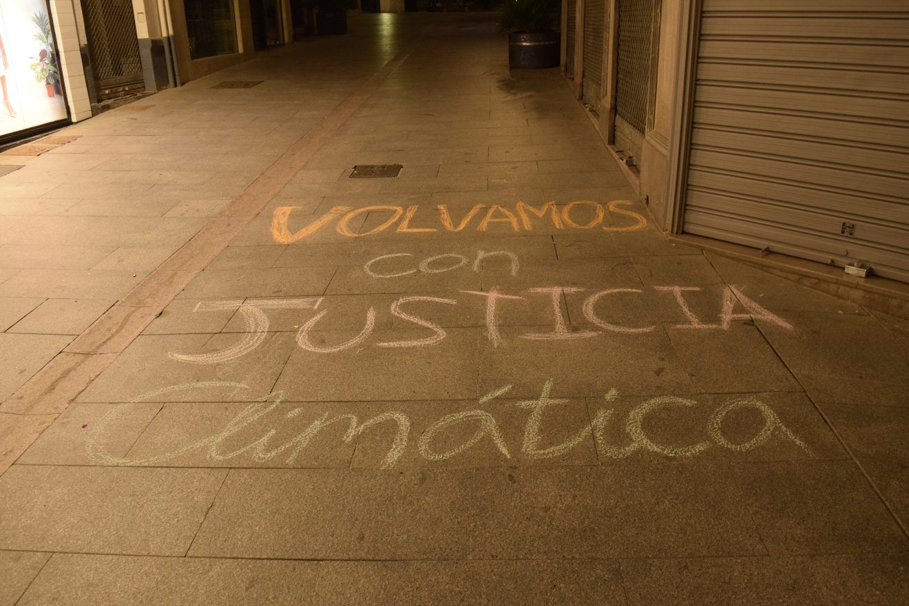 Pintadas con tiza en la vía pública con mensajes contra el cambio climático en Granada.