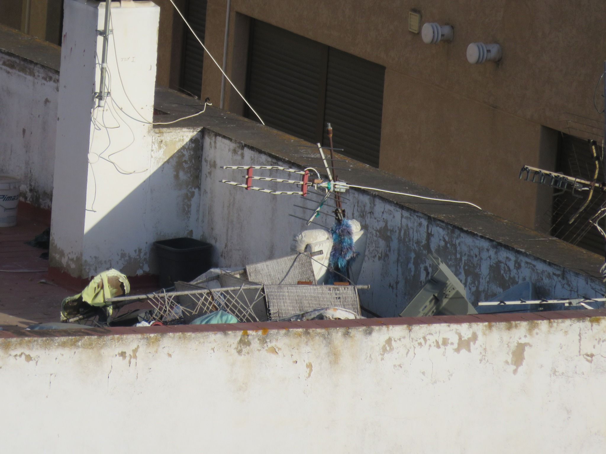 Basura acumulada en la azotea de un bloque de la calle Tharsis en Huelva. AXSI