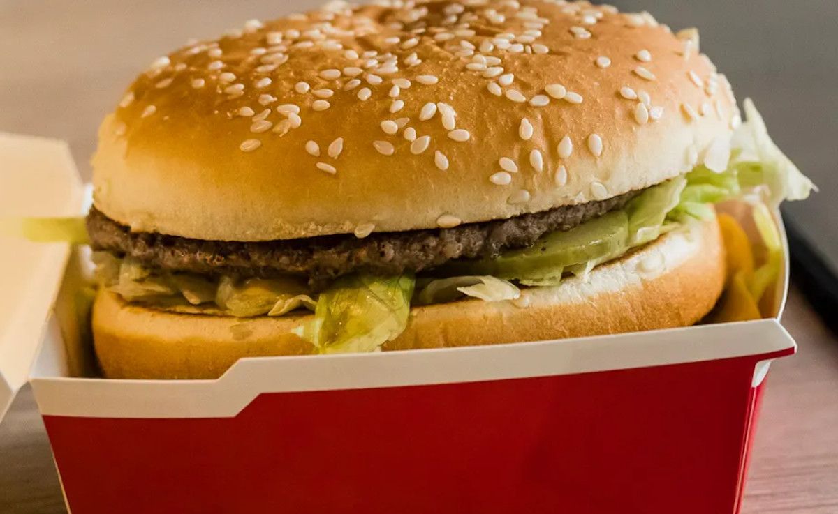 Denuncia a dos cadenas de comida rápida porque sus hamburguesas parecen más grandes en los anuncios. S3STUDIO