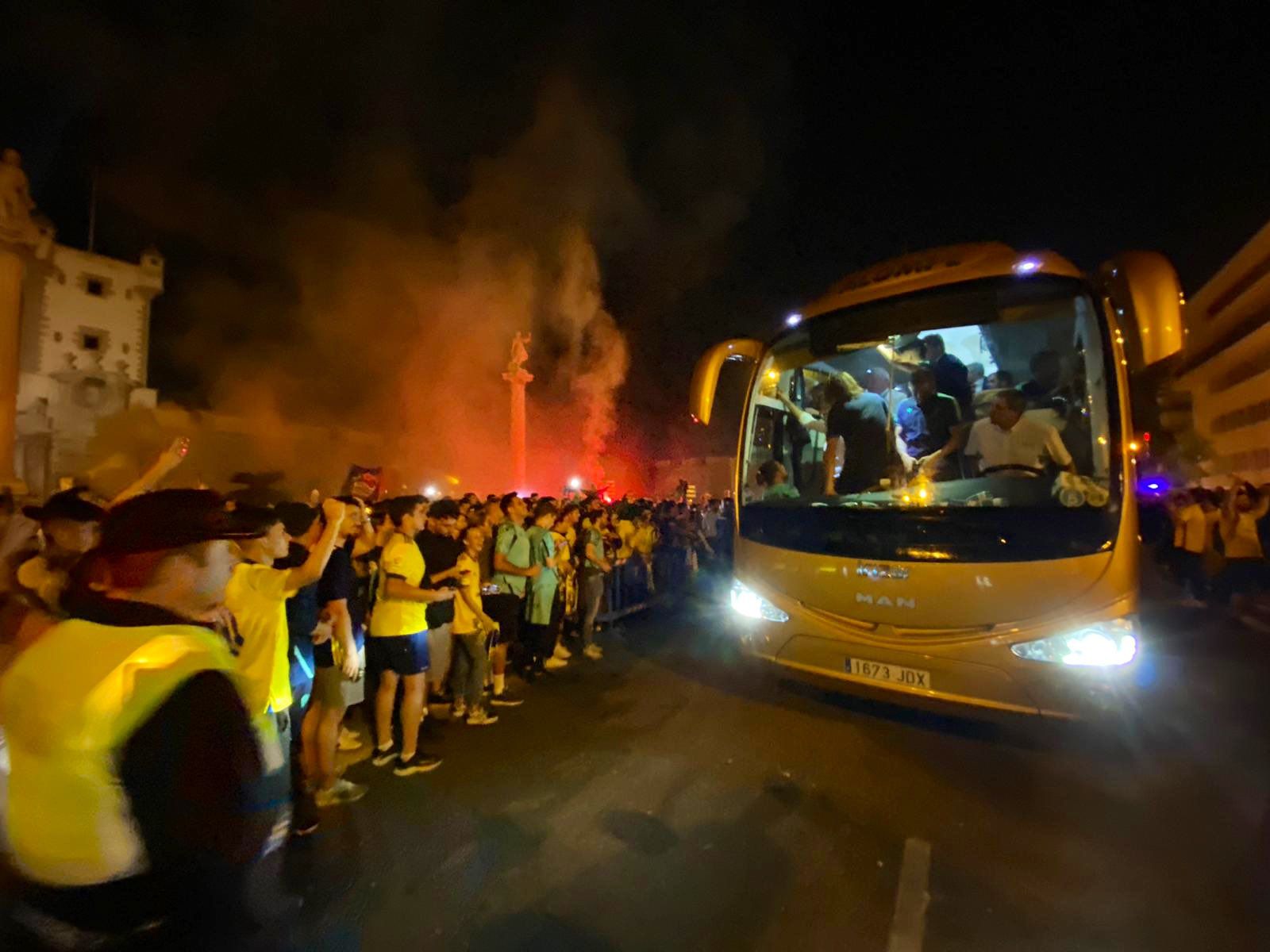 Larga noche de celebraciones en Cádiz. Llegada del autobús del Cádiz CF a Puerta Tierra, esta pasada madrugada, en una imagen oficial del club.