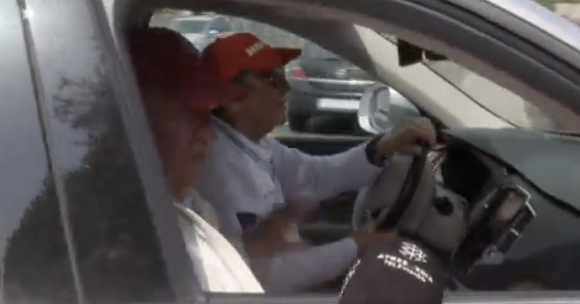 "¿Explicaciones de qué?, responde entre risas el rey emérito a los periodistas. En la imagen de 'La Sexta', el rey emérito preguntado por la prensa.