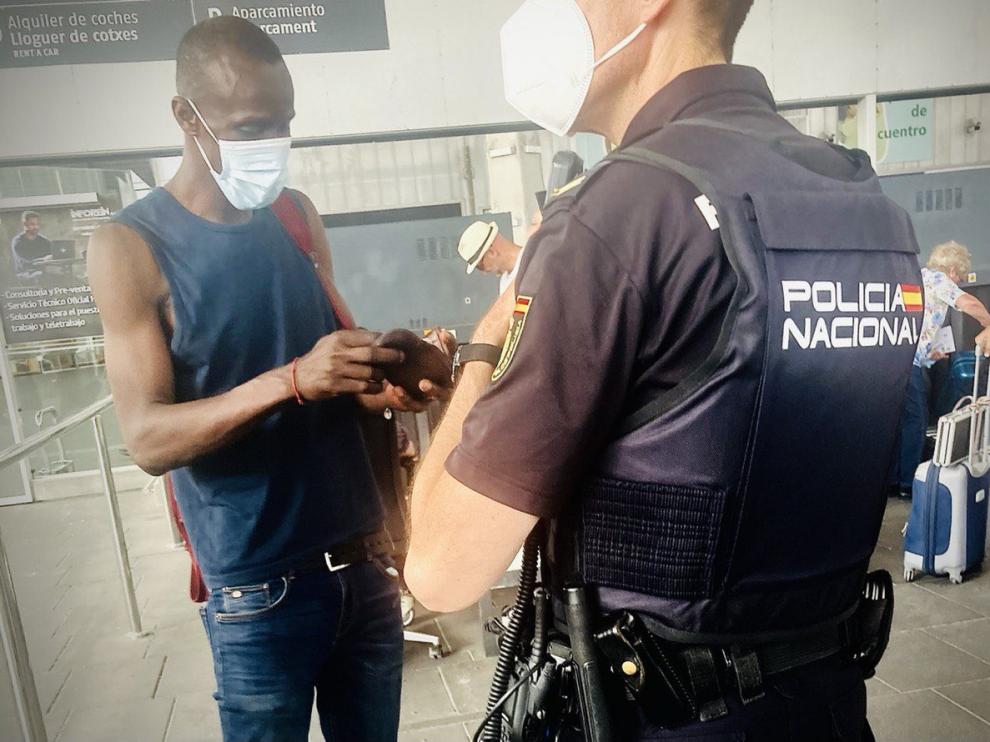 El diputado Serigne Mbayé, de Podemos, en el momento de ser registrado por la Policía.