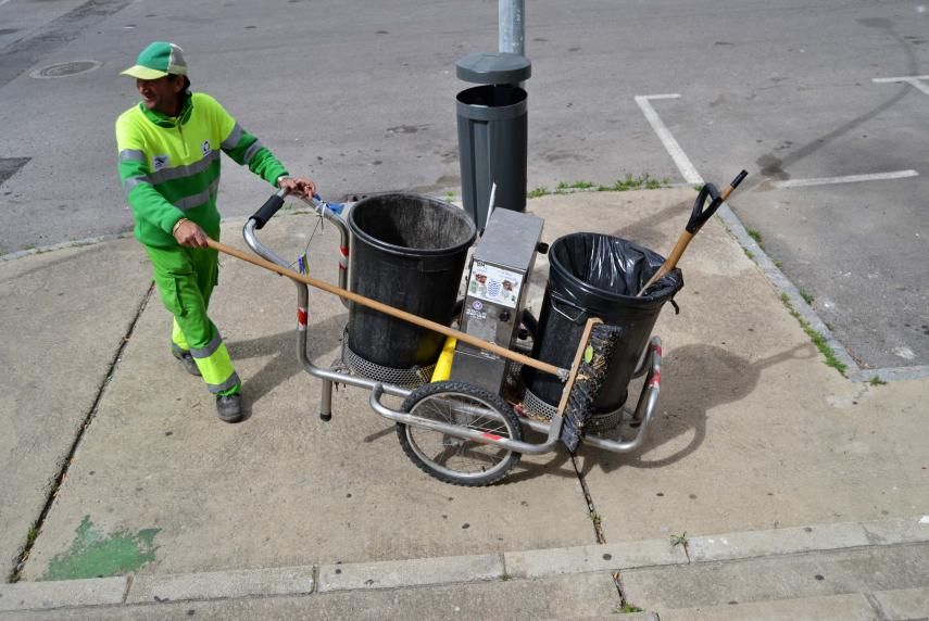 Un barrendero en una imagen de archivo. Un barrendero en una imagen de archivo.