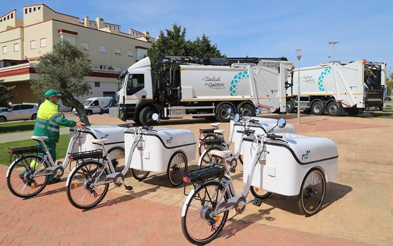 Imagen de los triciclos de limpieza viaria en Rota.
