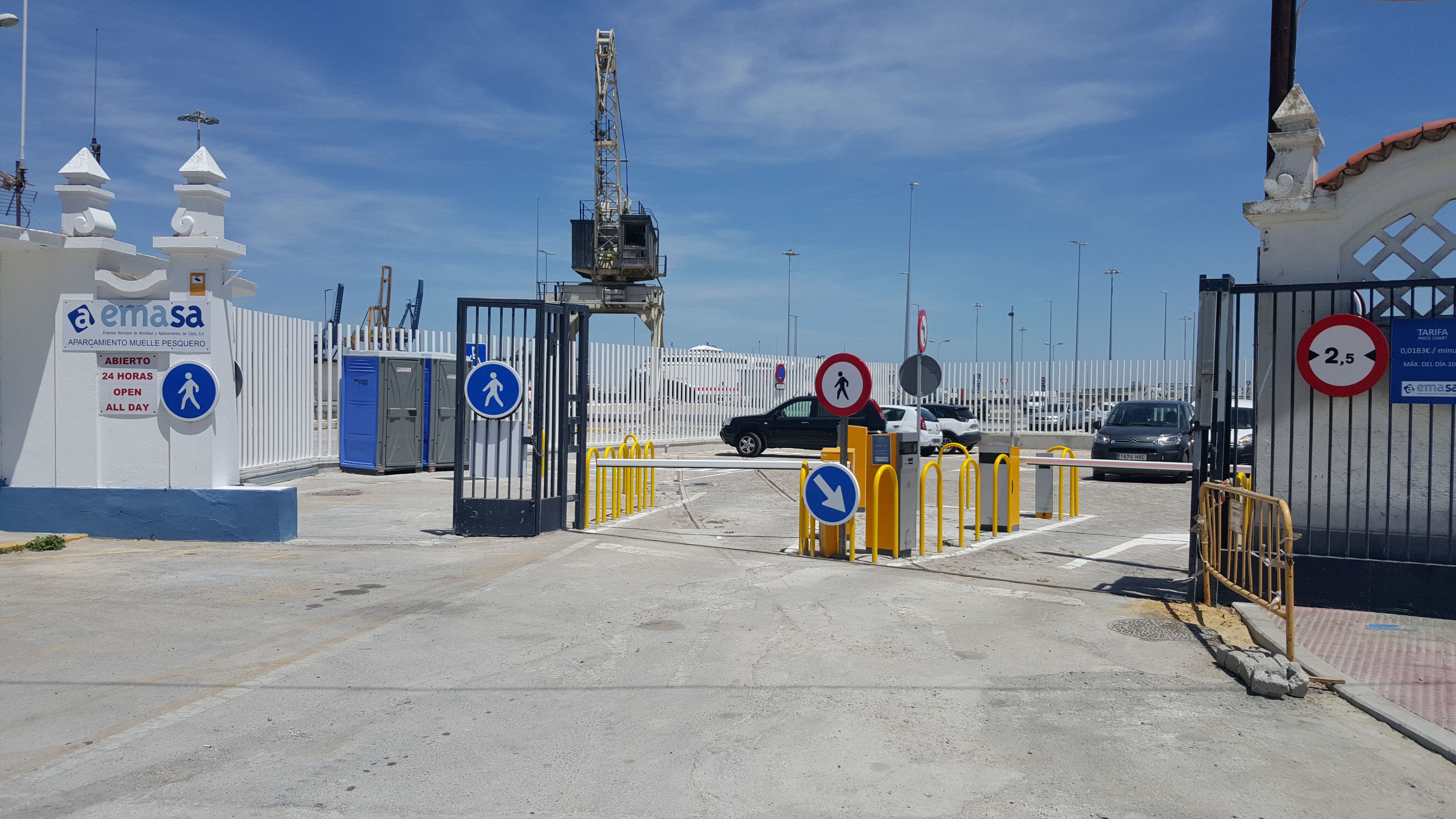 Aparcamiento Emasa en el muelle pesquero de Cádiz. Denuncian irregularidades en el nombramiento de jefe administrativo en la empresa municipal Emasa en Cádiz