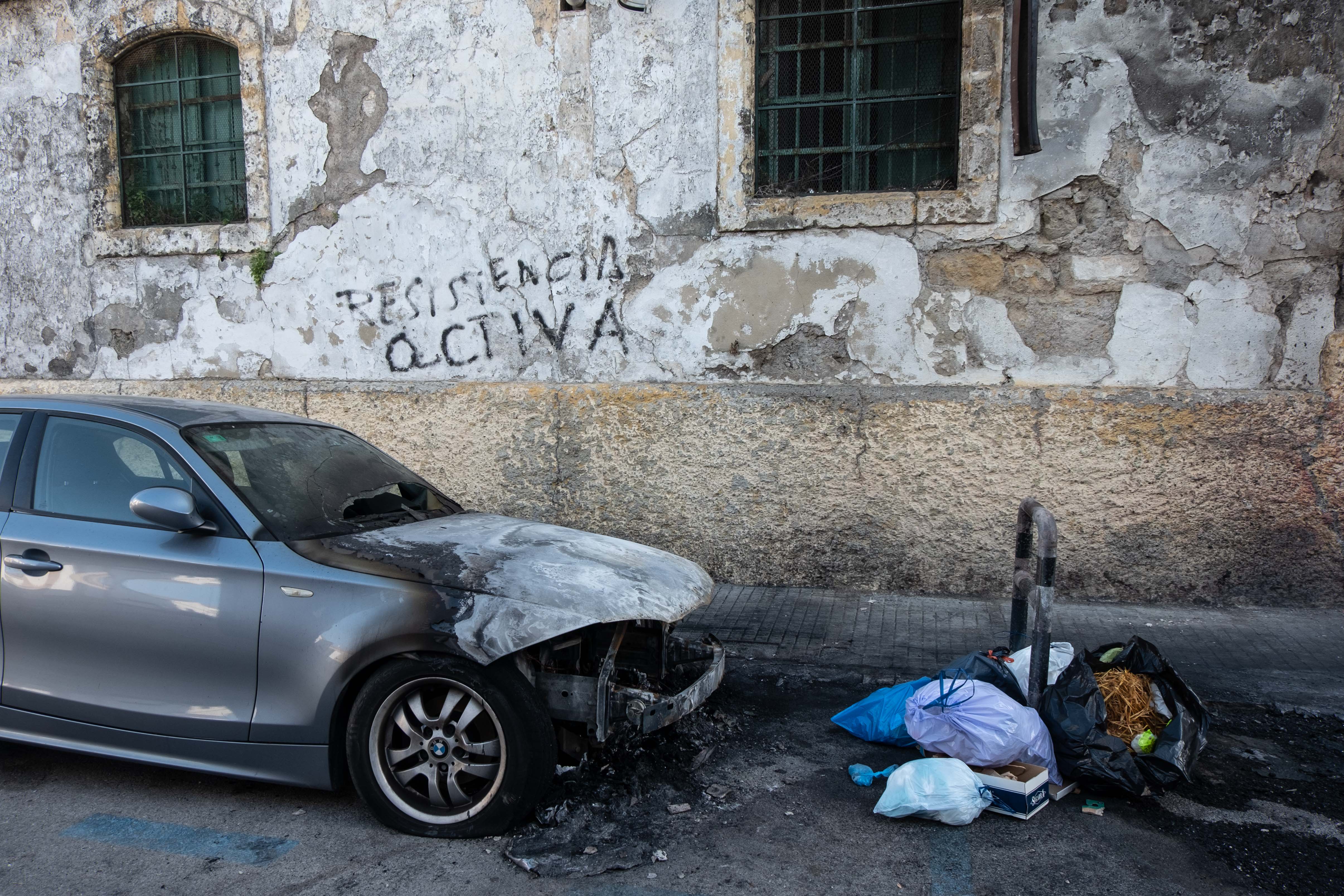 Un coche quemado, en una imagen de archivo.