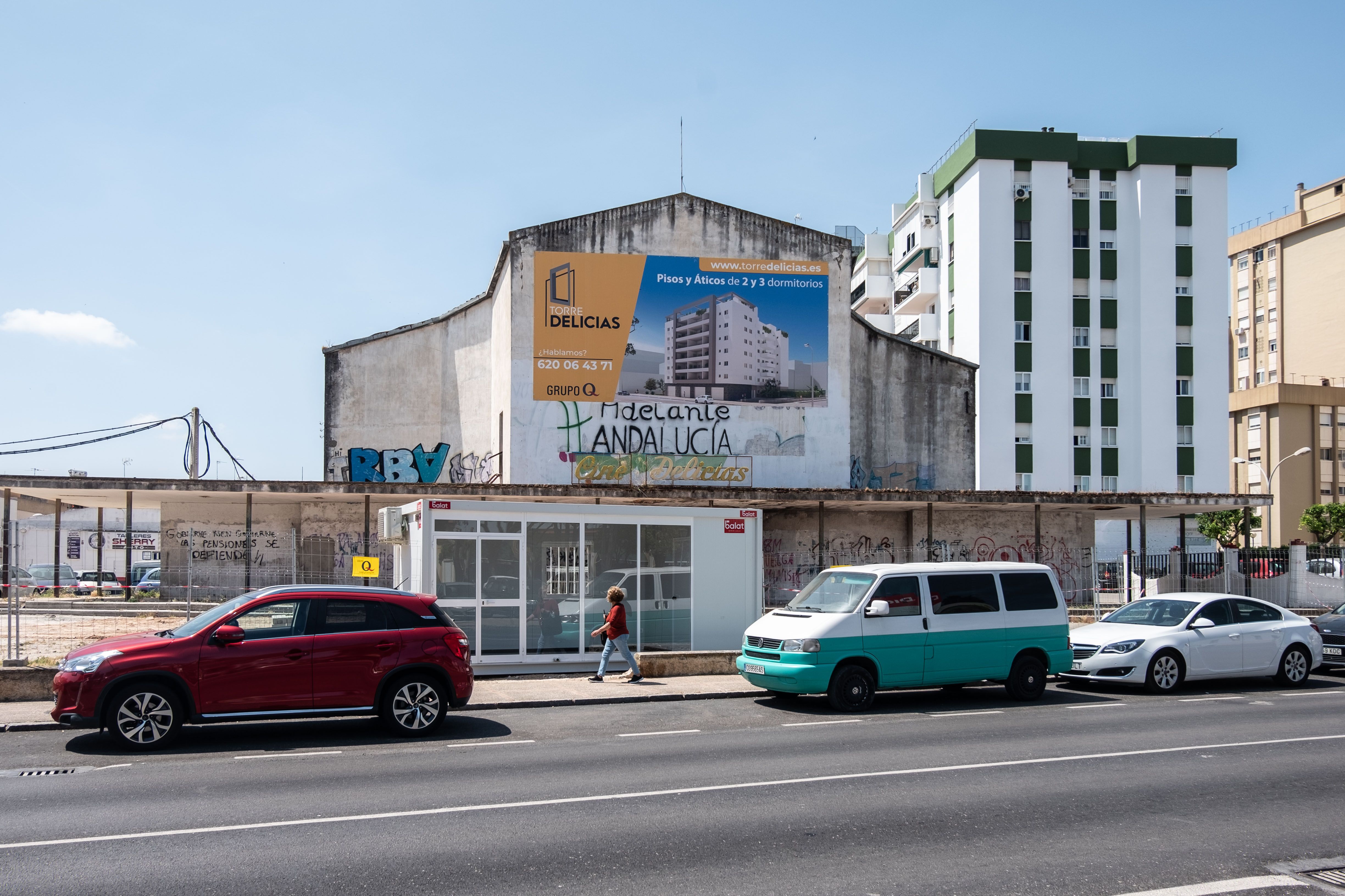 Cartel anunciador de la nueva promoción de Grupo Q en el antiguo Cine Delicias, en La Asunción.