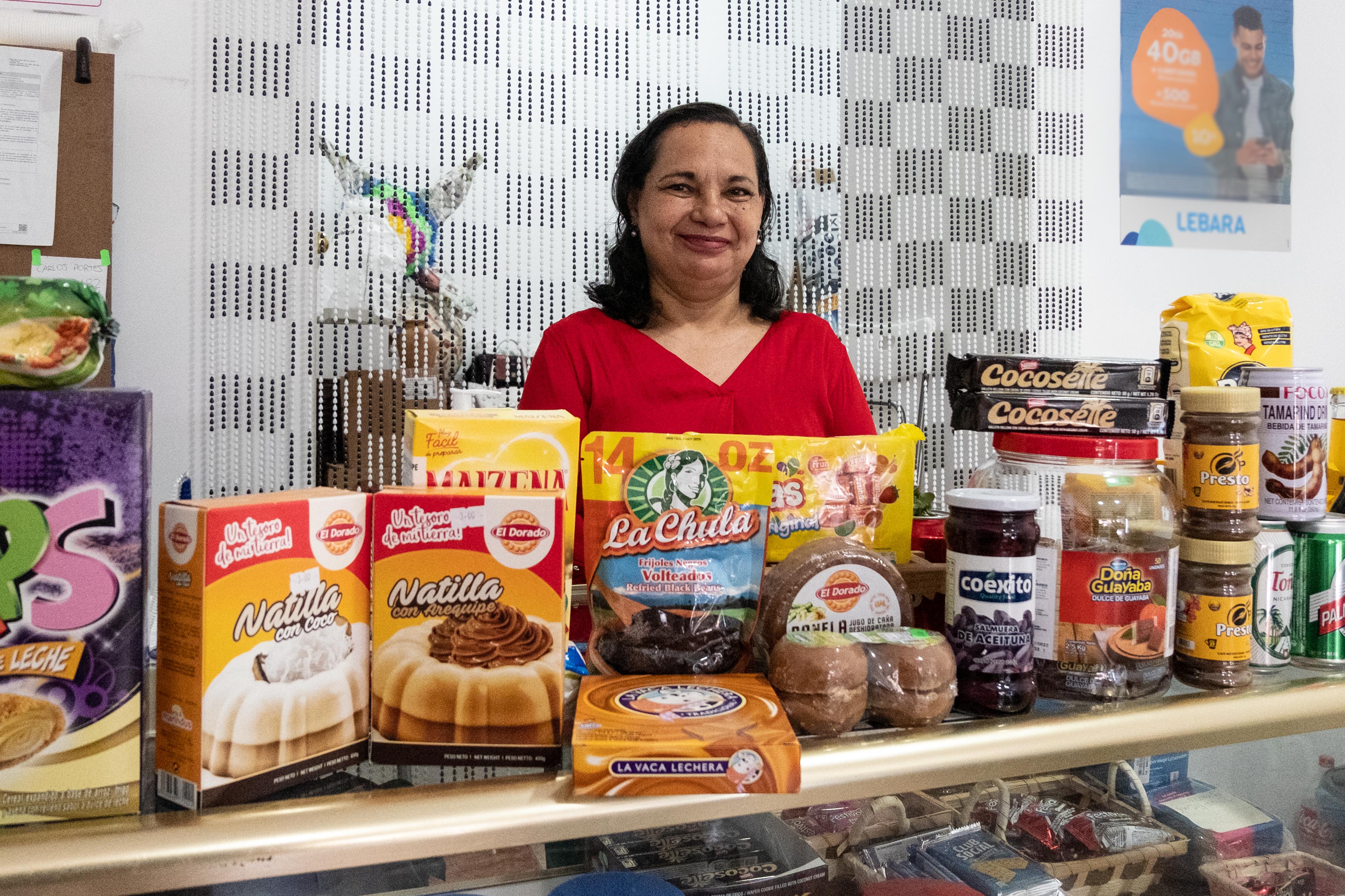 María Elvia Llanes en la entrada de su tienda, el Rincón Latino, en la que vende productos típicos de Latinoamérica.