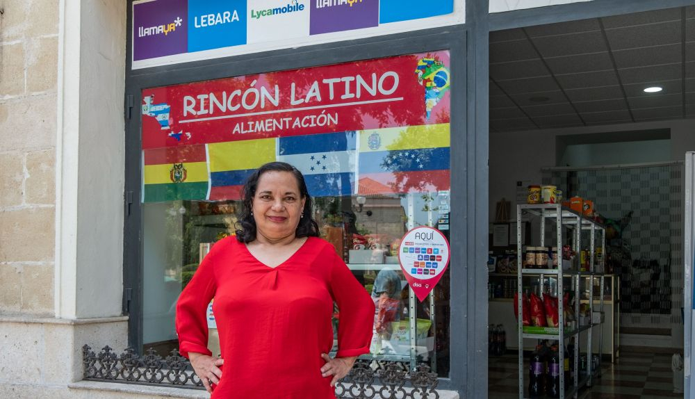 María Elvia Llanes en la entrada de su tienda, el Rincón Latino, en la que vende productos típicos de Latinoamérica.