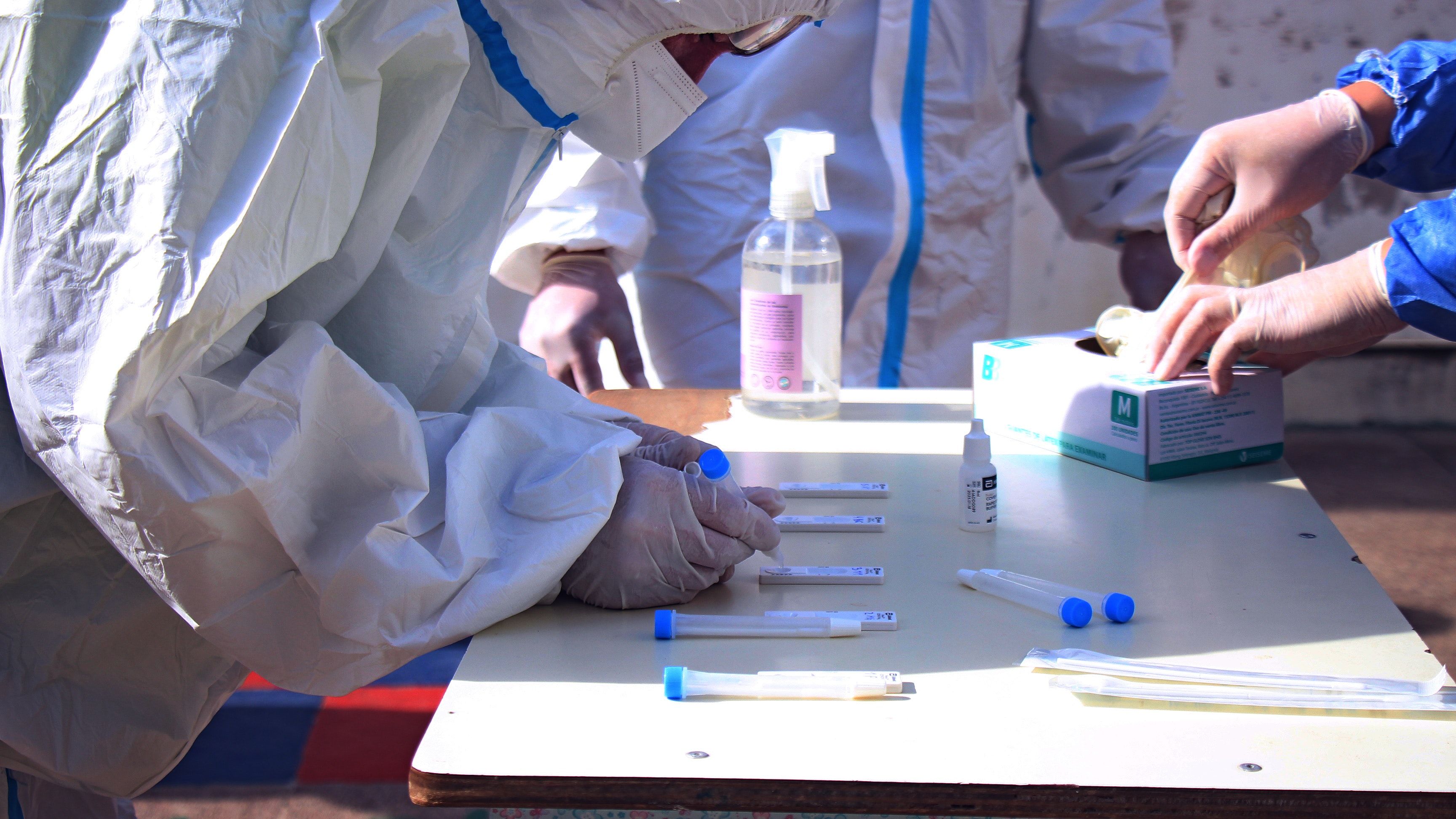 Un grupo de enfermeros con varios test de coronavirus. La OMS ha alertado de la llegada de centaurus, nueva subvariante de ómicron.