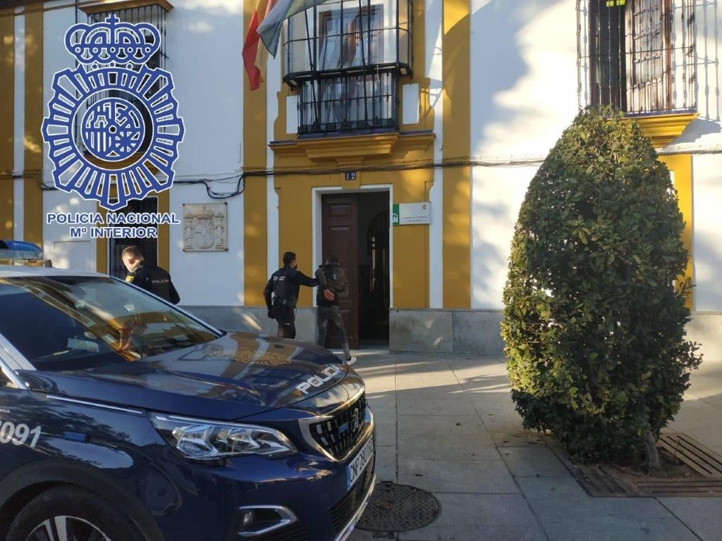 Agentes de la Policía Nacional, con un detenido en una imagen de archivo. Abusa presuntamente de su hijastra menos cuando se encontraba inconsciente en Málaga