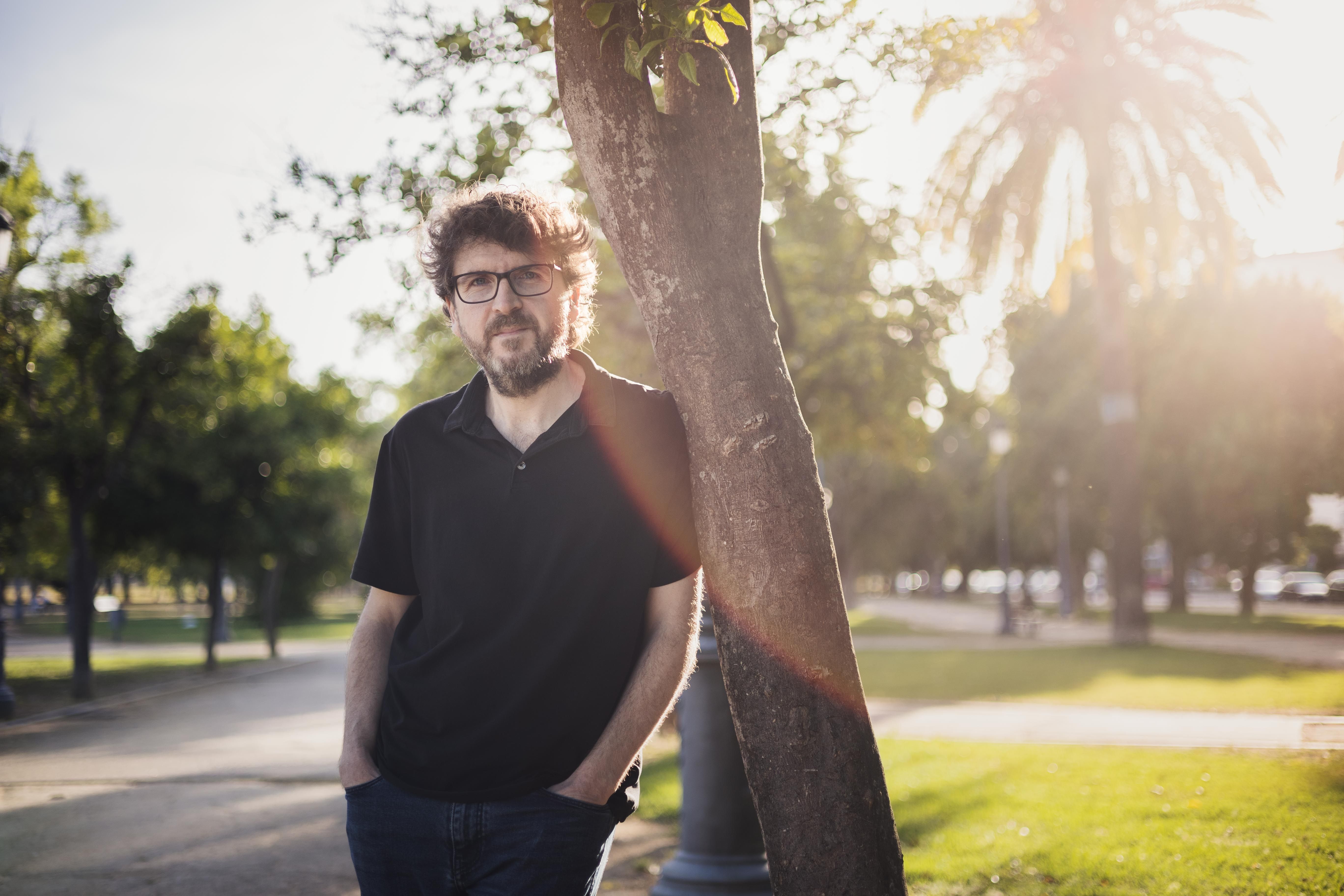 Juan Miguel del Castillo posa, en el parque de El Retiro en Jerez, tras la entrevista con lavozdelsur.es, en días pasados.