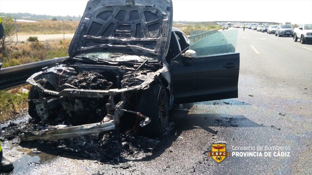 Totalmente calcinado ha quedado el motor del vehículo que ha salido ardiendo en Puerto Real.