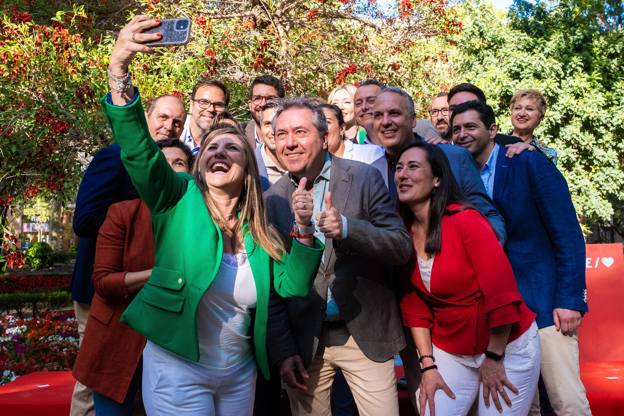 Espadas junto a miembros de la lista del PSOE-A en Cádiz al Parlamento, este pasado lunes en Algeciras.