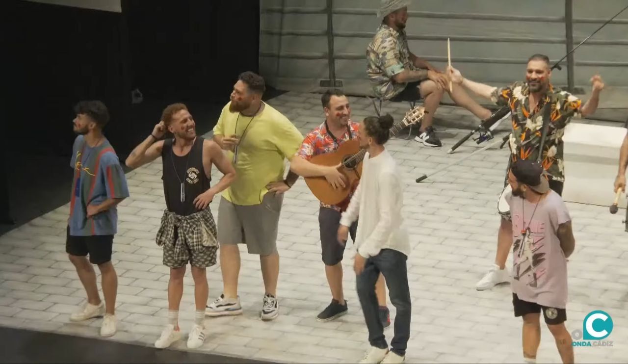 Imagen de la chirigota actuando.