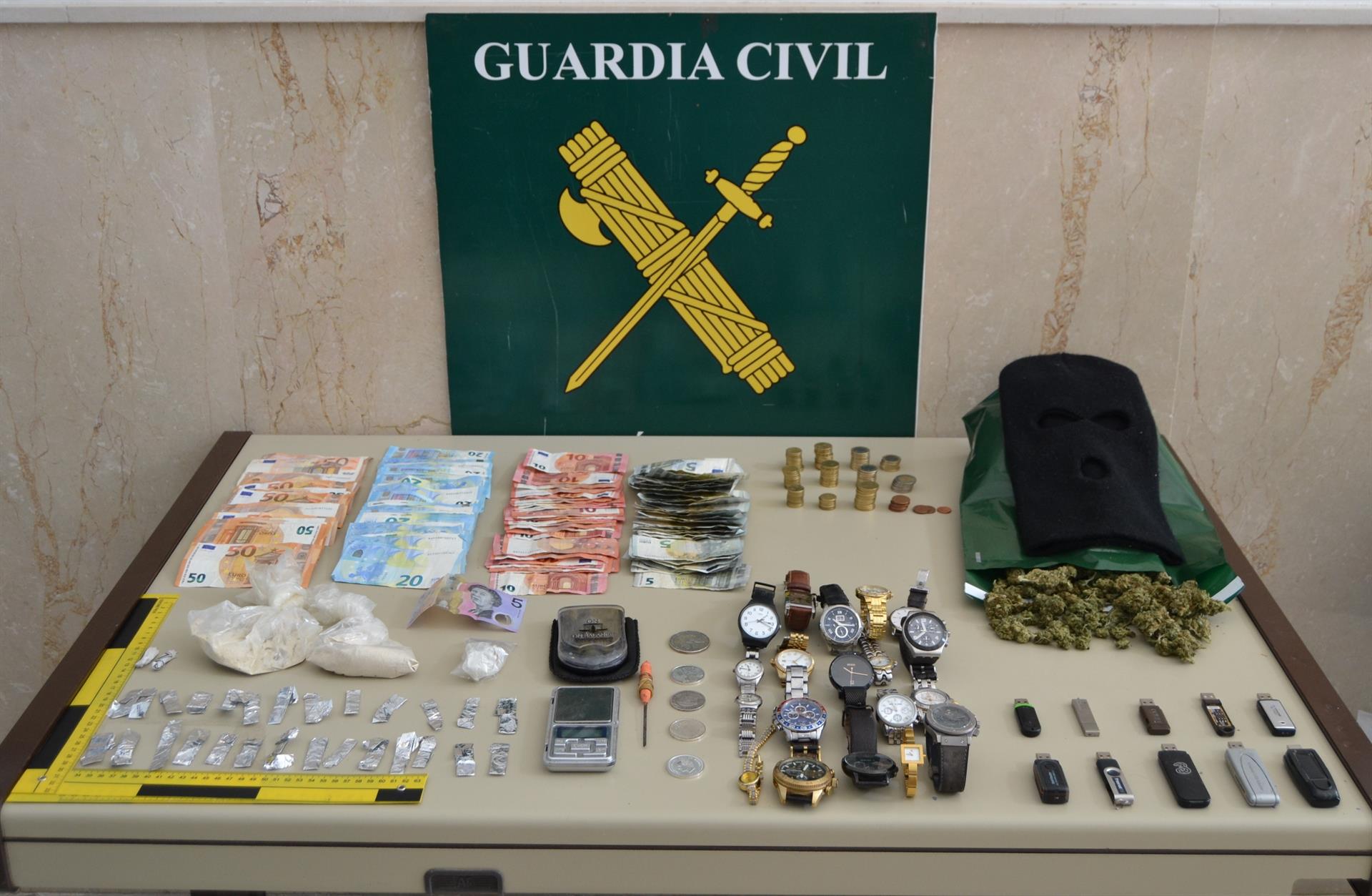 La Guardia Civil ha incautado todo tipo de artilugios para fabricar y preparar la droga, así como varios objetos robados.