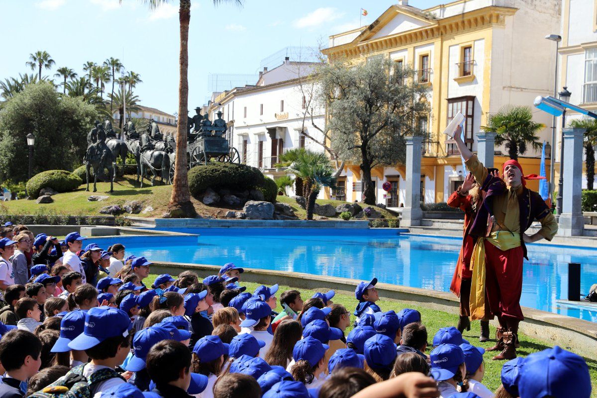 Escolares ante la representación teatral que ha tenido lugar en la fuente jerezana.