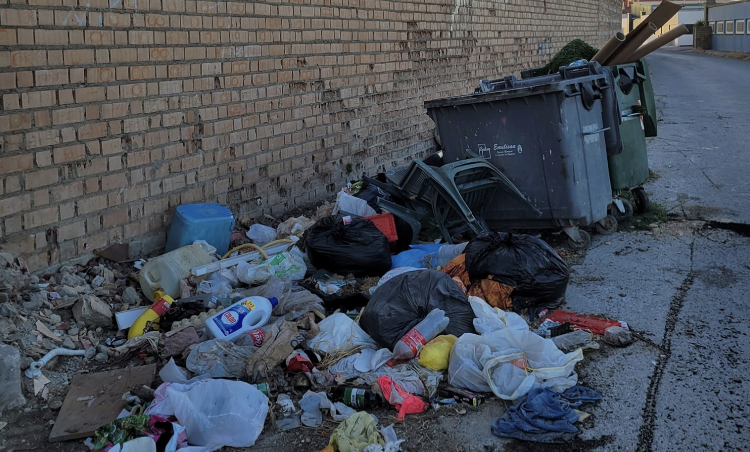 Acumulación de basura en el Camino del Cortijillo, en Sanlúcar, donde se encuentran gallinas muertas y colchones junto a contenedores vacíos.