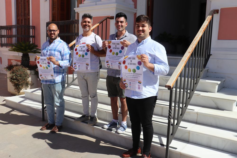 Imagen de la presentación del cartel contra la LGTBIFOBIA en la Feria de Puerto Real.