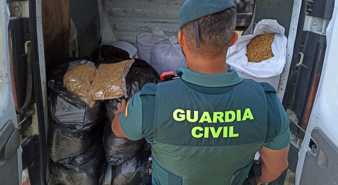La Guardia Civil, con el tabaco para liar aprehendido.
