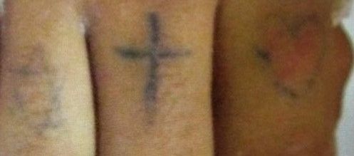 Tatujes del hombre hospitalizado en el Virgen del Rocio tras ser arrollado por un tren. 