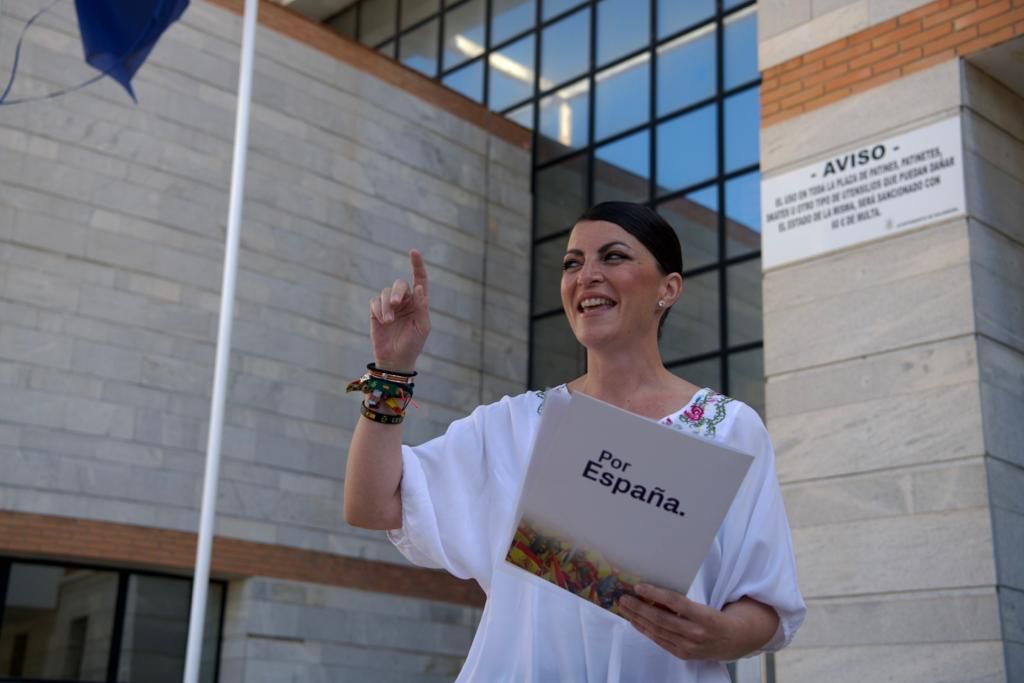 Olona, a las puertas del Ayuntamiento de Salobreña, este martes. La candidata de Vox apenas tiene cuota en los informativos de Canal Sur, según ha denunciado la formación política.