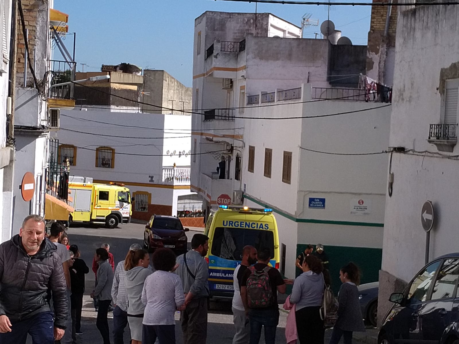 Bomberos y Emergencias, esta tarde de viernes en la barriada del Agrimensor. FOTO: lavozdelsur.es