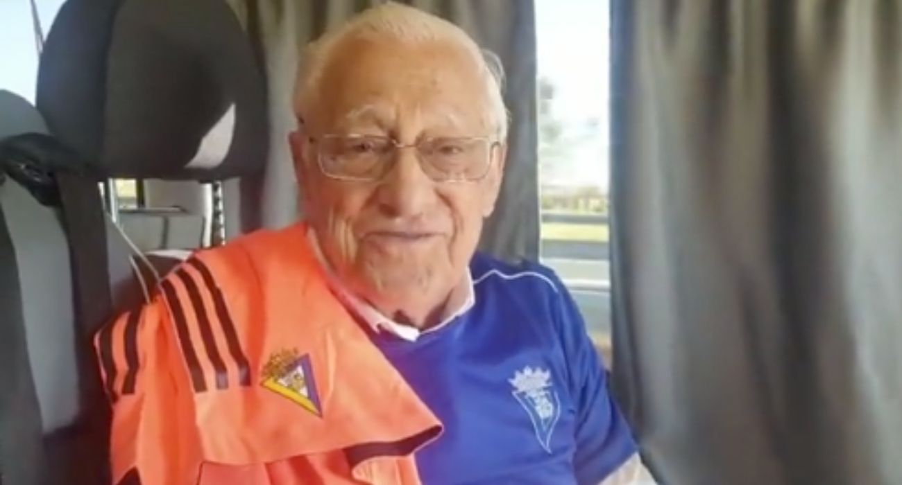 El Padre Ángel, con la camiseta del Cádiz CF.