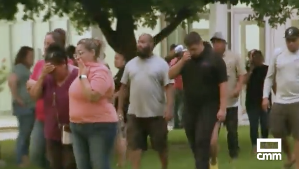 Ya hay 19 niños fallecidos: el asesino de la escuela de Texas compró rifles nada más cumplir 18 años. En la imagen, familiares de las víctimas de la matanza.