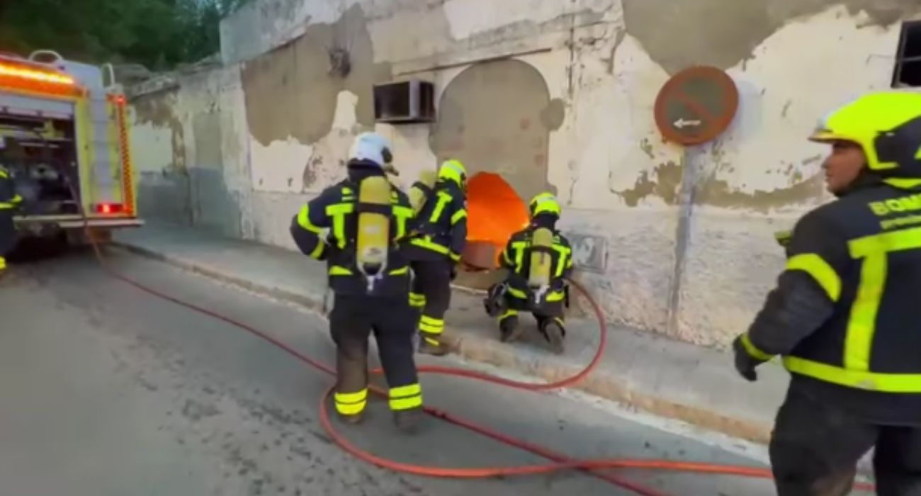 Bomberos Jerez accediendo al interior de la vivienda abandonada.