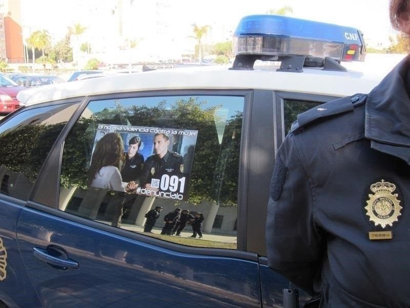 Un coche policial en una imagen de archivo, con el teléfono contra la violencian de género.
