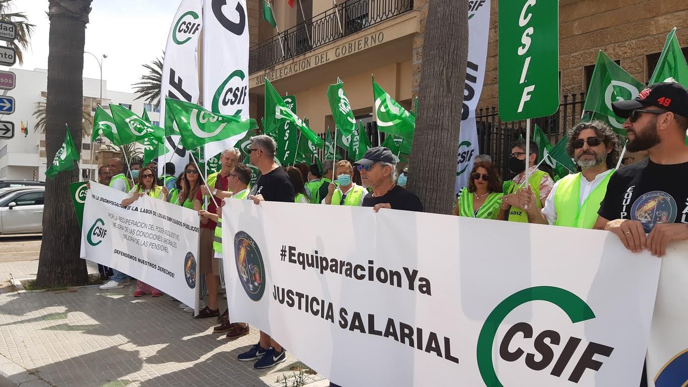 Concentración de empleados públicos en la Subdelegación de Gobierno de Cádiz.
