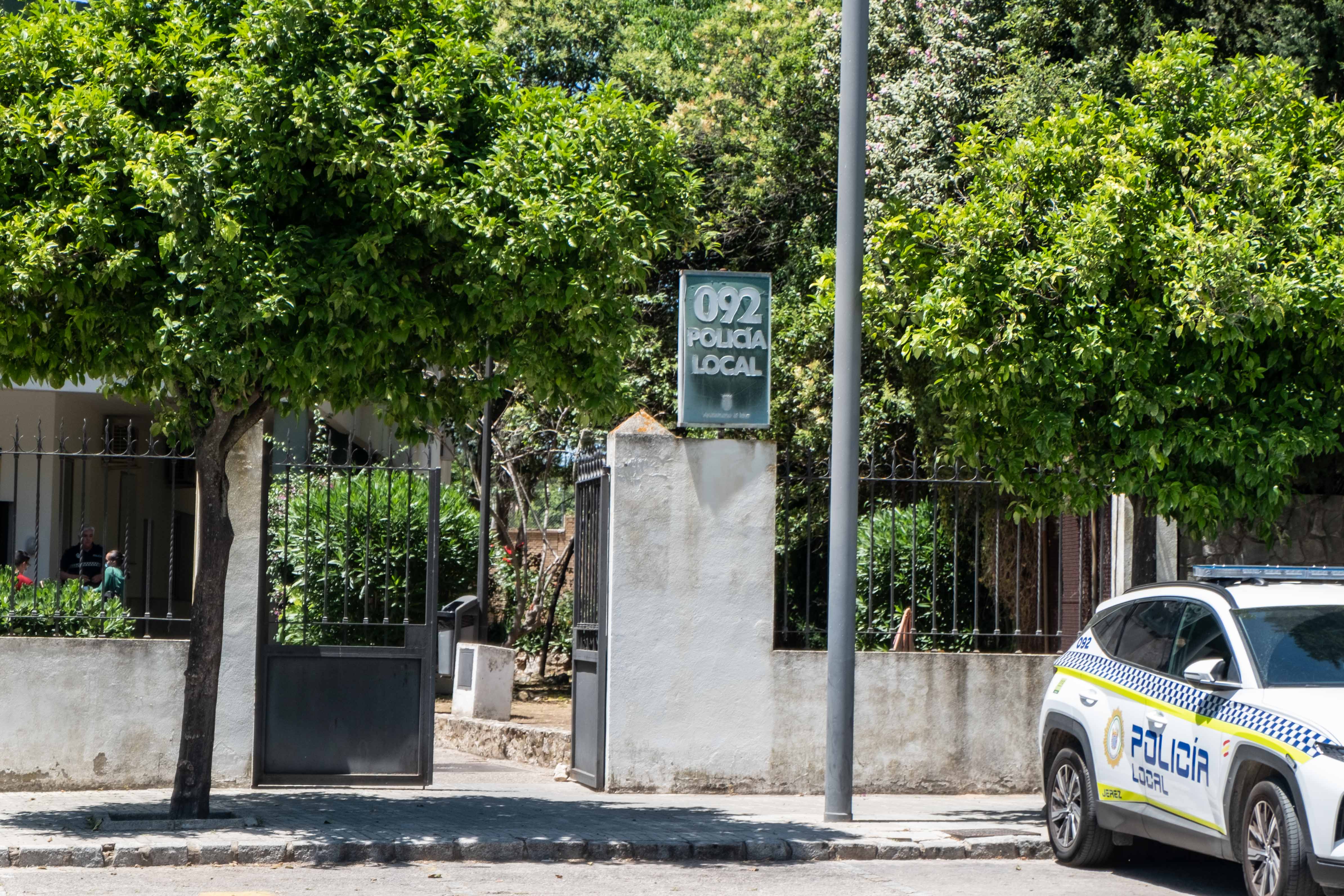 Un coche de Policía Local de Jerez, junto a la comisaría.