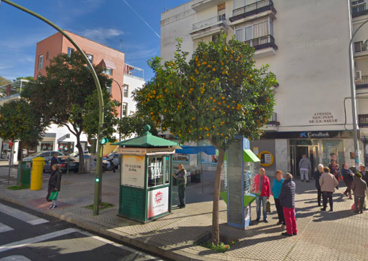 Puesto de la ONCE en la avenida San Juan de la Salle que ha repartido el cuponazo premiado.