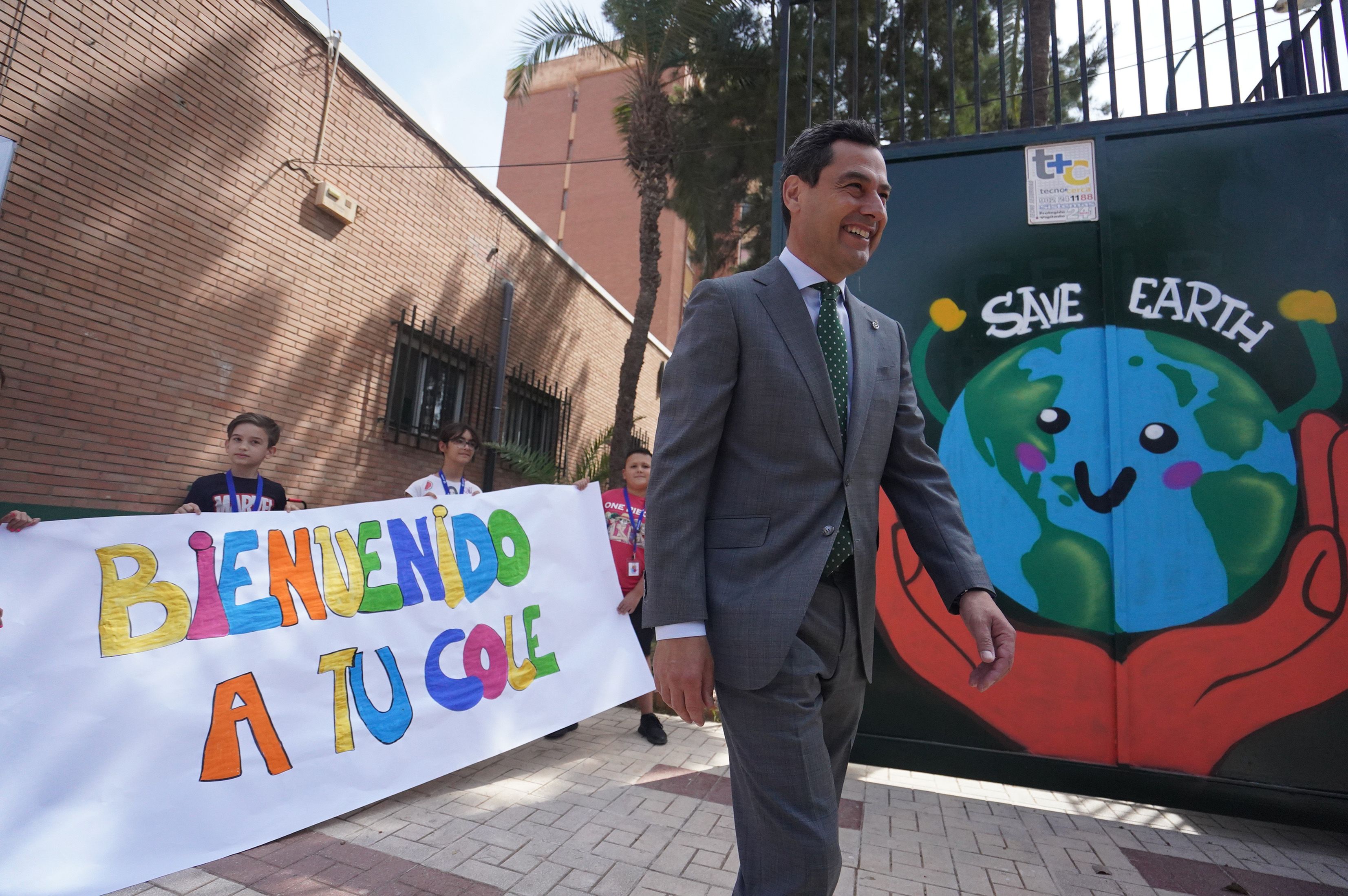 Moreno Bonilla, a su llegada al CEIP Giner de los Ríos de Málaga, este miércoles, centro público donde cursó la EGB.