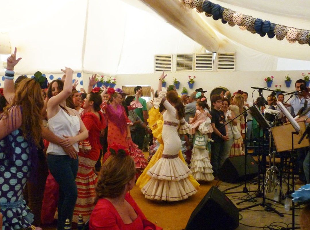 Mujeres bailando en la Feria de Córdoba.