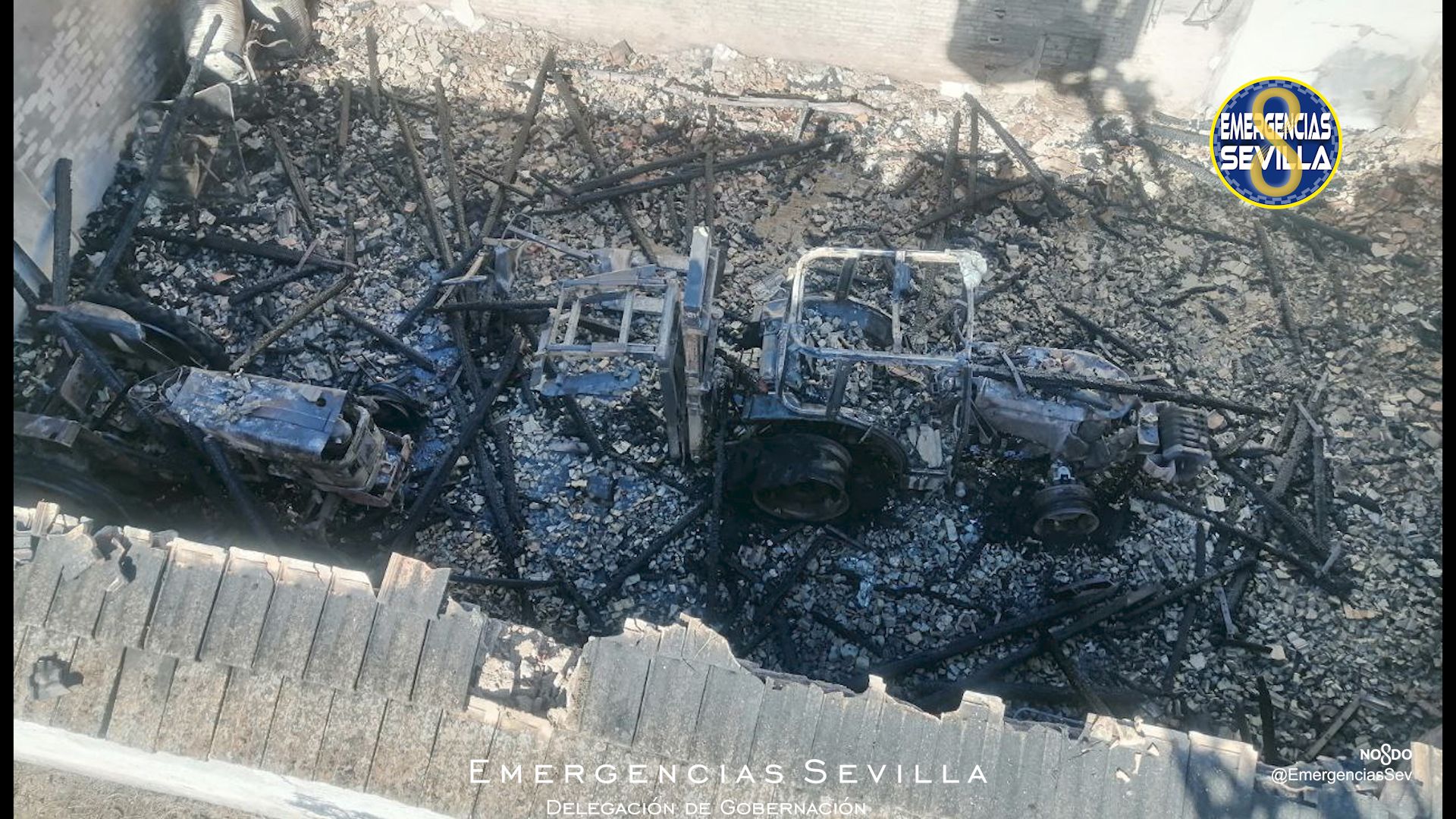Dos tractores calcinados tras el incendio en una nave de Valdezorras.