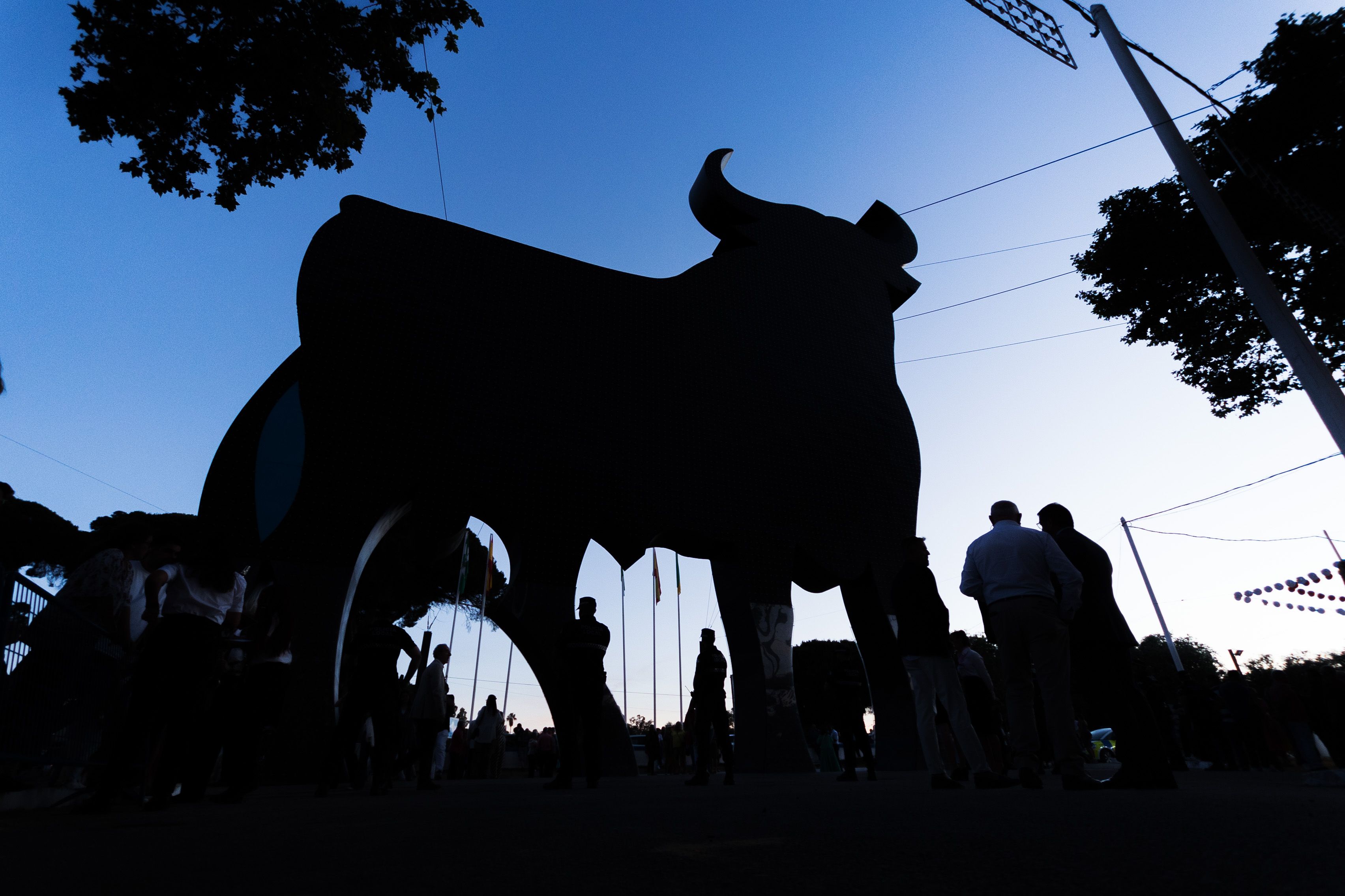 El toro de Osborne que preside la Feria de El Puerto.