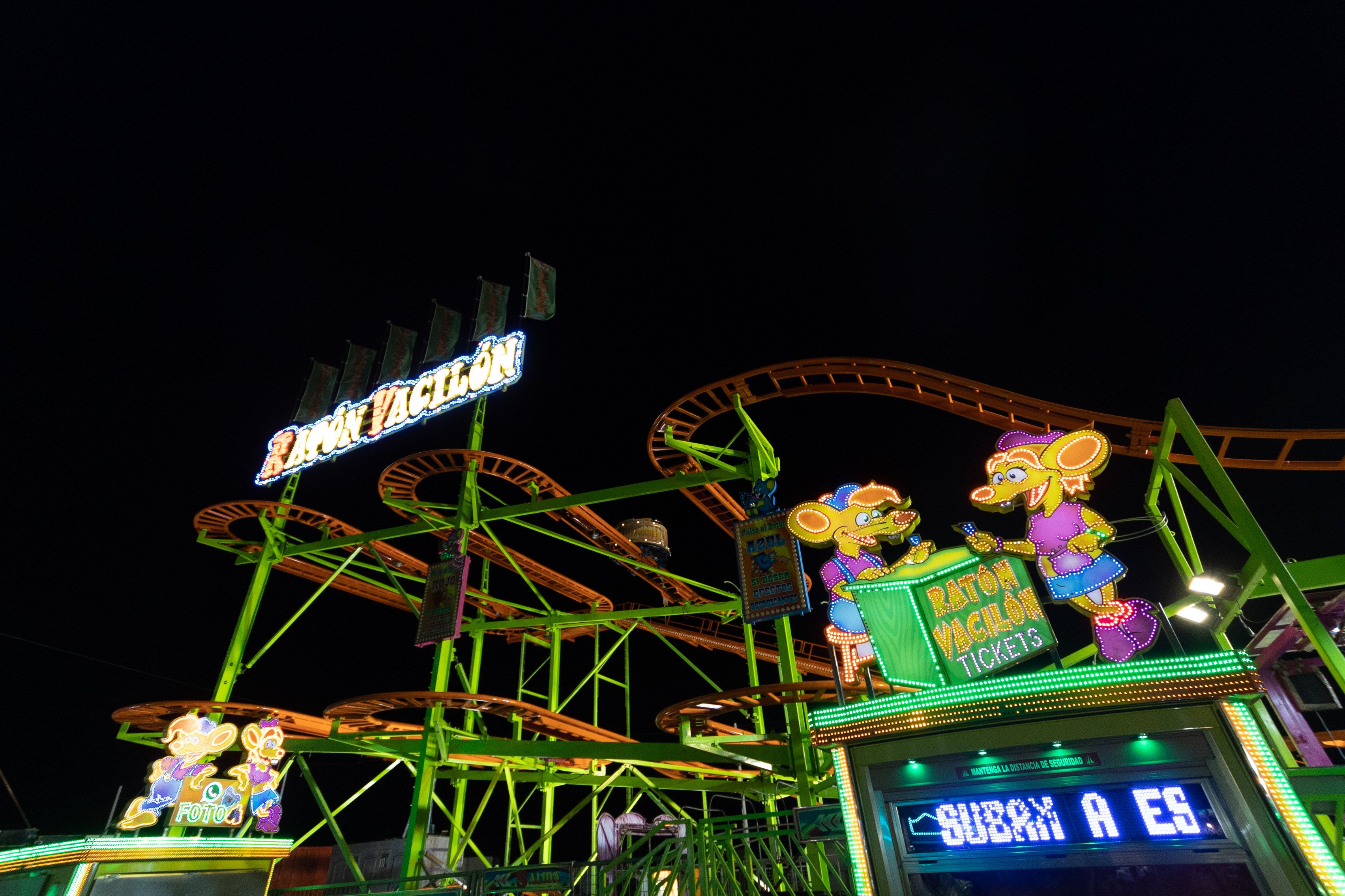 Zona de atracciones en la Feria de El Puerto.