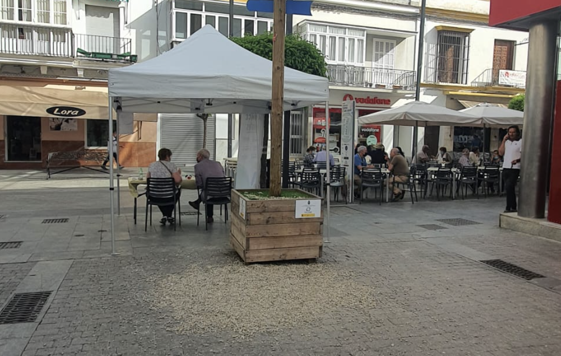 Estado de la calle San Jorge en Sanlúcar tras el choque de un camión con el mobiliario urbano.