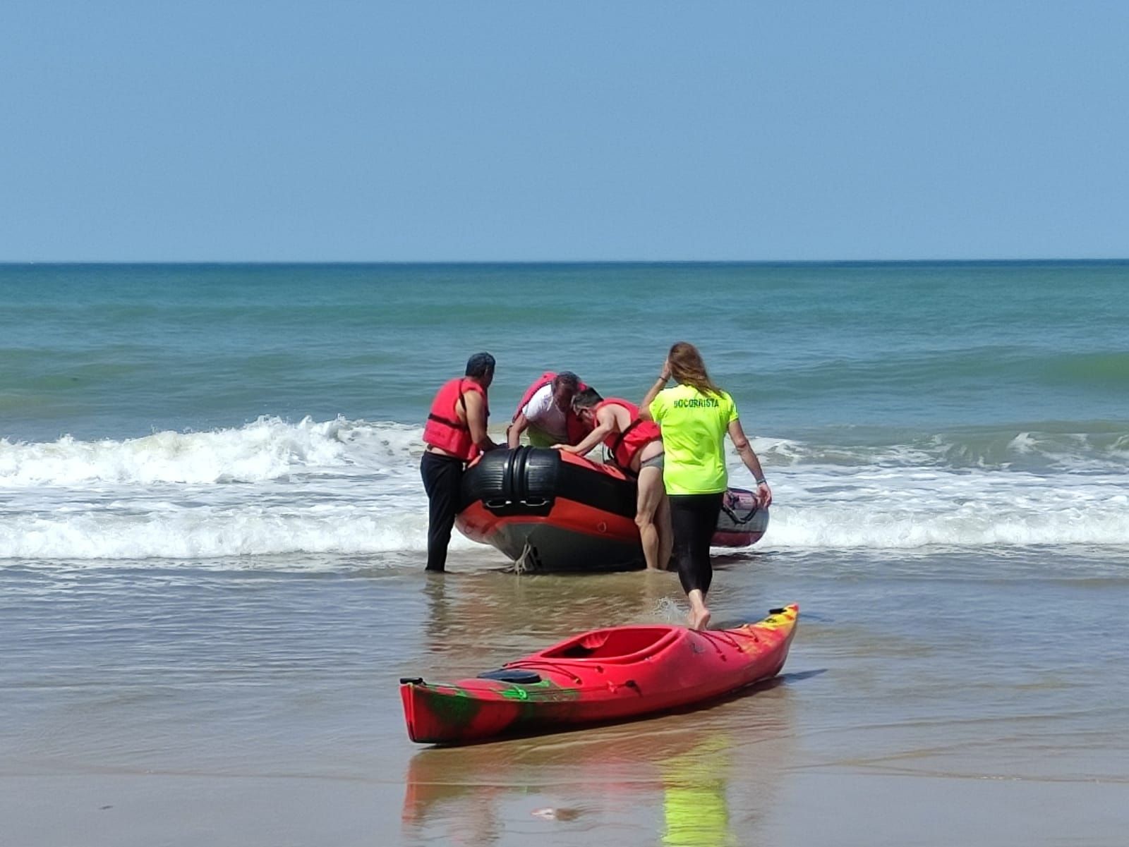Una imagen del rescate llevado a cabo en la playa La Victoria.