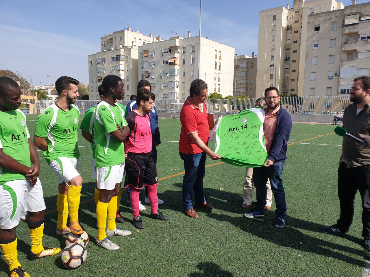 El diputado de Podemos Andalucía durante la donación al club Alma de África. FOTO: PODEMOS ANDALUCÍA. 