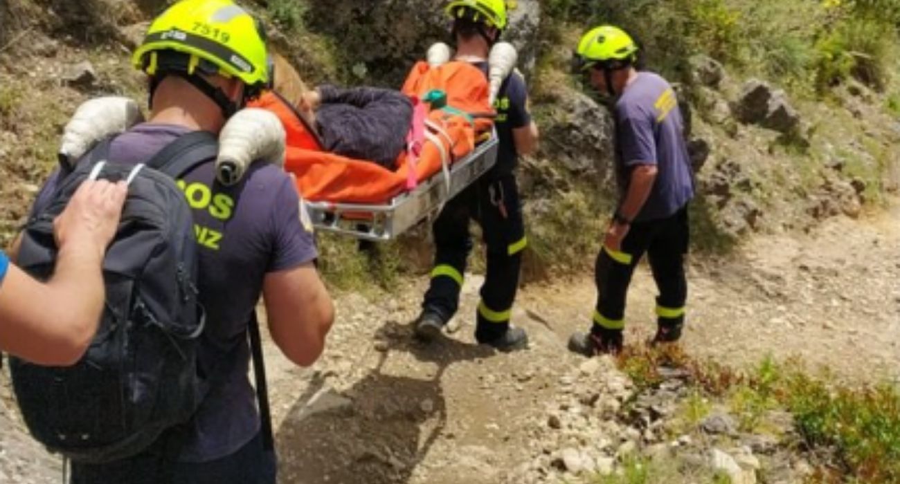 La mujer accidentada en Ubrique, transportada por Bomberos de la provincia de Cádiz.