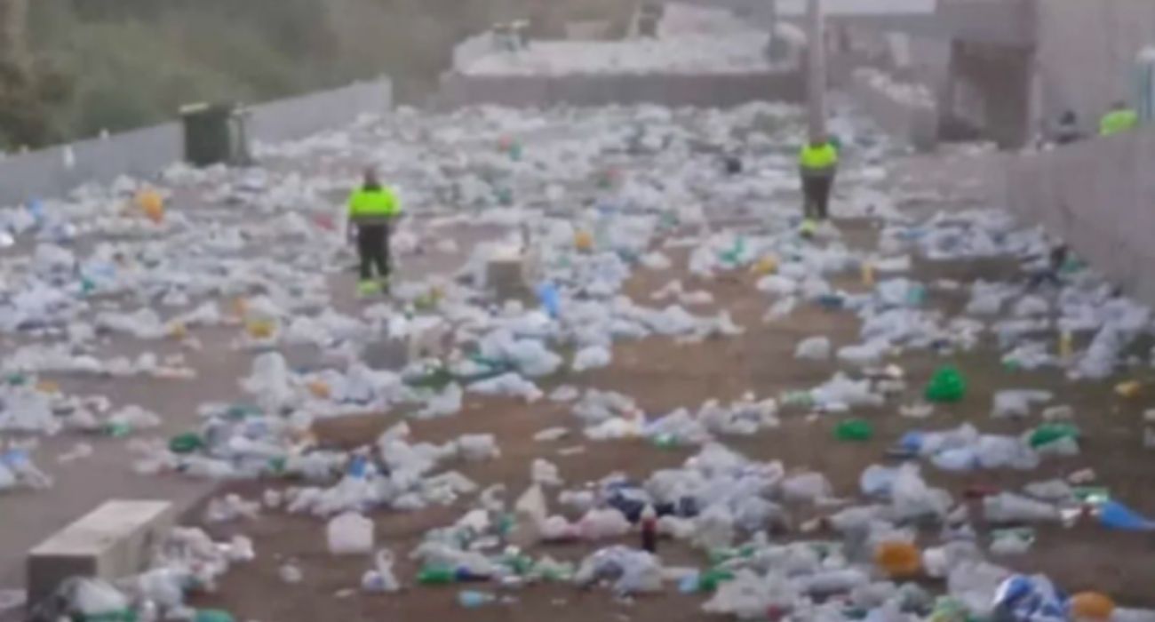 Operarios de la limpieza, rodeados de basura en Córdoba.