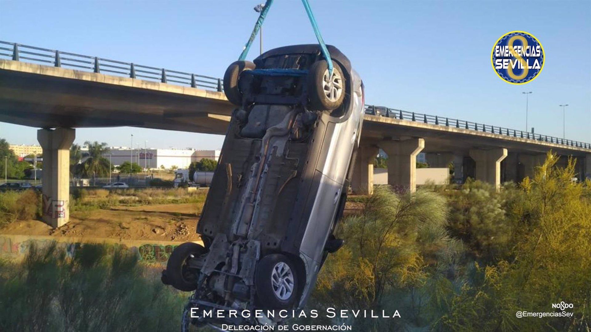 Vehículo accidentado en la Ronda Urbana Norte de Sevilla.